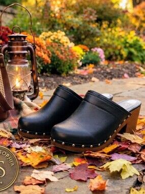 NWT Chelsea & Violet Black Leather Jana Platform Studded Clog Mules Size 7M